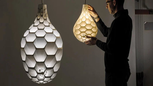 Mickus Projects presenta la lámpara colgante Hedron de bioplástico 🌱💡